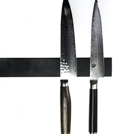 Knivskinne i eg, med sort linoleum på fronten fra Rune-Jakobsen Design