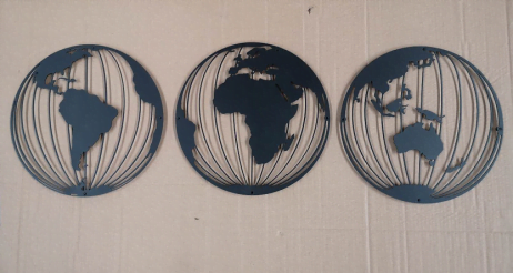 3 globus verdenskort i sort pulverlakeret stål