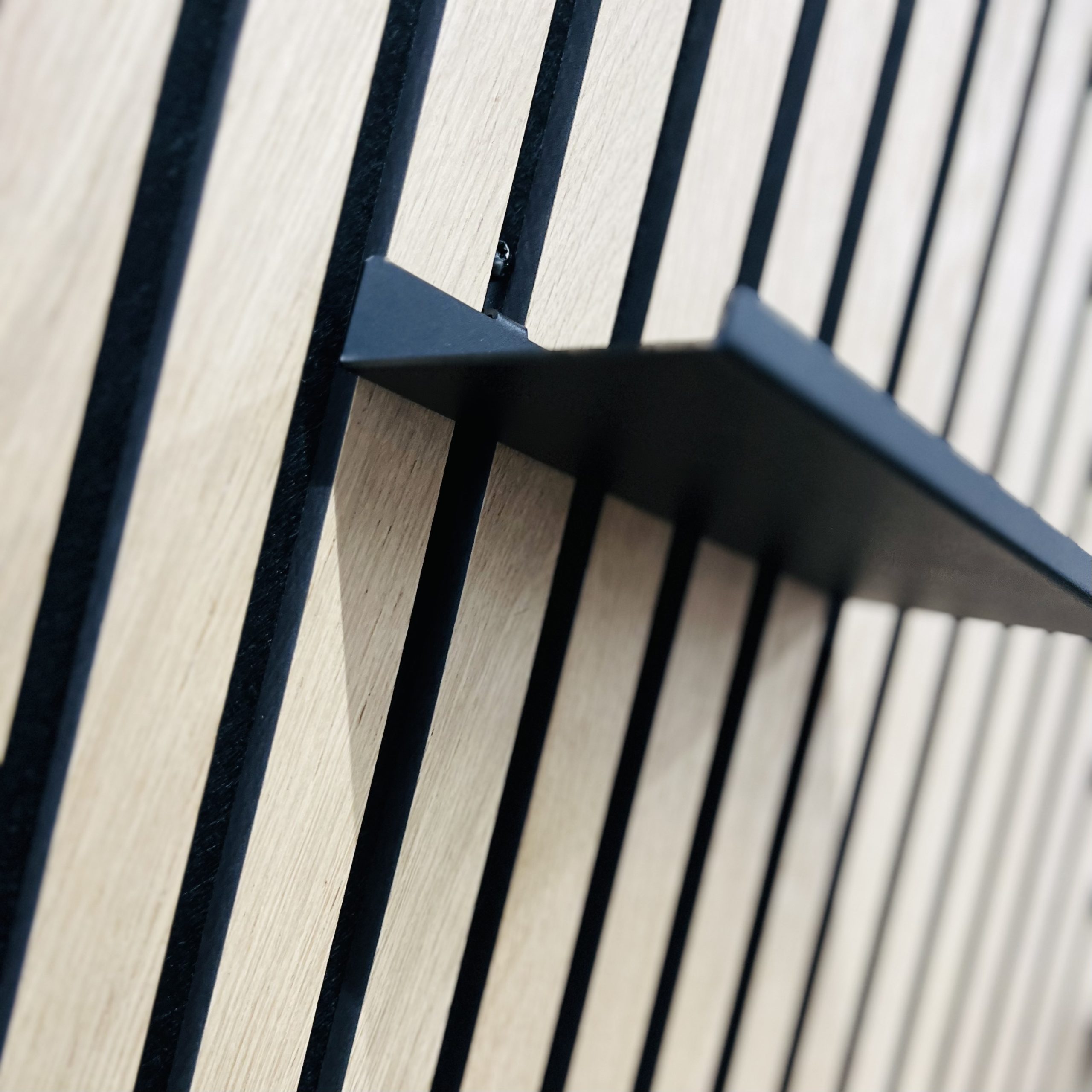 Sort Pulverlakeret hylde til Akustikpaneler (skruemontering) - Wallshop.dk