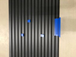 Blå pulverlakeret knag til Akustikpaneler