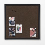 Mørk kork opslagstavle med sort ramme. 60 x 60 cm
