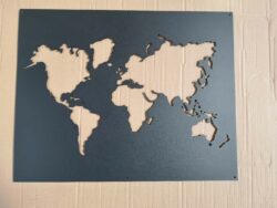 Verdenskort i sort pulverlakeret stål