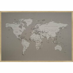 Pinboard Verdenskort med egetræsramme - Beige hør