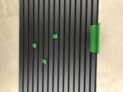 Grøn pulverlakeret knag til Akustikpaneler