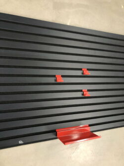 Rød pulverlakeret knag til Akustikpaneler